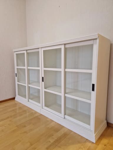 Weißer Vitrinenschrank und TV-Tisch mit Glastüren