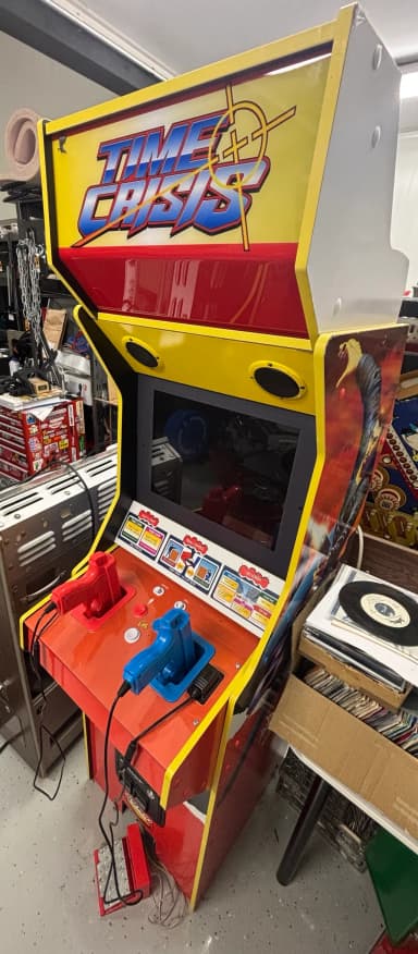 Toimiva Time Crisis -arcade-kone useilla peleillä