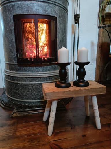 Taburete rústico de madera con hermosa pátina