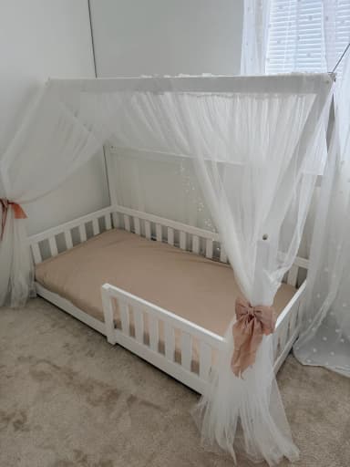 Weißes Hochbett für Kleinkinder 80x160 cm zu verkaufen