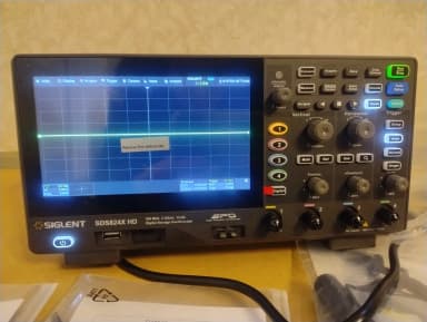 Siglent SDS 824 Oszilloskop mit 200 MHz Bandbreite und 4 Kanälen