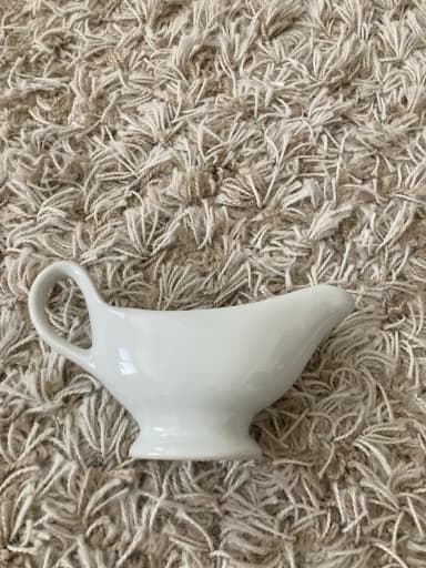 Pequeña delicada tetera de porcelana con pequeñas manchas interiores