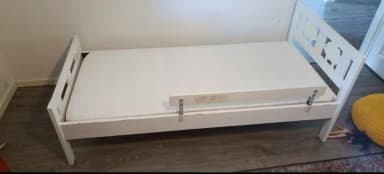 Cama infantil con colchón en buen estado