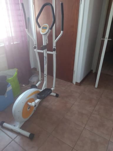 Entrenador elíptico Energetics usado para ejercicio en casa