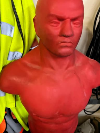 Torso rojo para boxeo y patadas con base ajustable