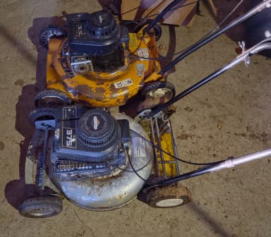 Zwei Rasenmäher mit Briggs & Stratton 3,5 PS Motoren