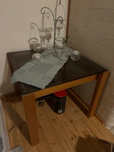 Mesa auxiliar de madera con tapa de vidrio en buen estado