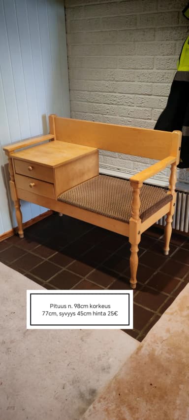 Mesa para teléfono en buen estado con desgaste leve