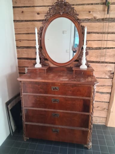 Cómoda de madera con espejo ovalado y cuatro cajones