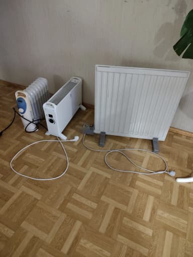 Drei elektrische Heizkörper mit individueller Temperaturregelung