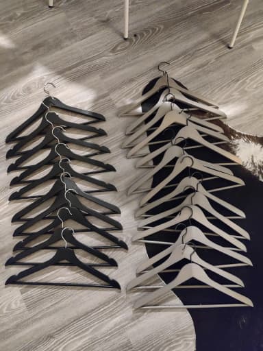 23 perchas IKEA negras y beige