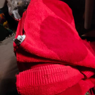 Toalla de baño grande roja de Marimekko