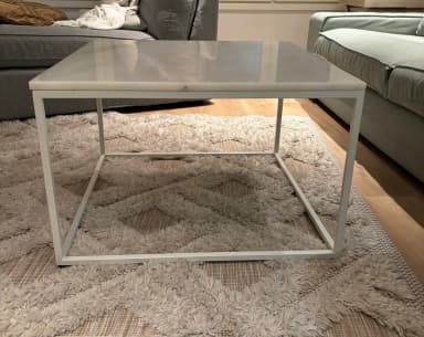 Mesa de centro de mármol robusta con pequeñas marcas