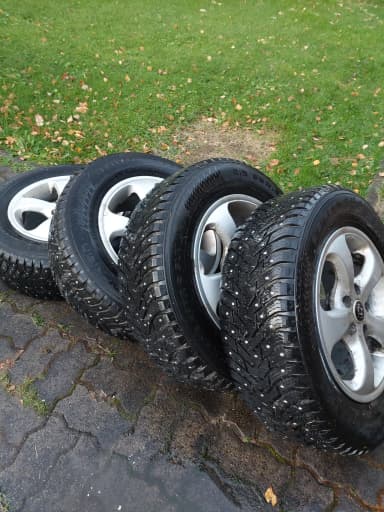 Hakkapeliitta studded tires with Honda CRV alloy wheels 215/65 R16