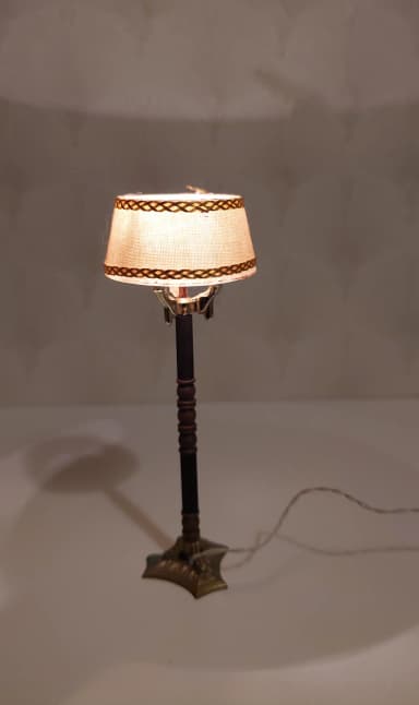 Lámpara de pie Lundby para casa de muñecas eléctrica