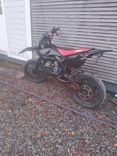 Dos motos: HM CRM 2T 125 2011 y Yamaha DT 50 2010