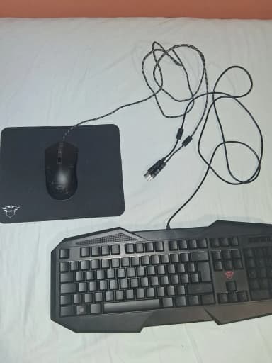 Gaming-Tastatur und Maus mit USB-Anschluss und bunten LEDs