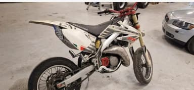Motocicleta Hm CRM 125 2T con problemas de embrague y arranque