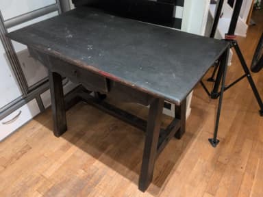 Escritorio de estilo antiguo con pequeñas manchas de pintura