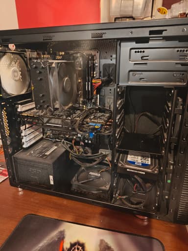 Desktop-Computer älterer Generation in voll funktionsfähigem Zustand