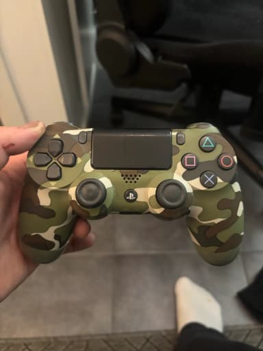 Sony PlayStation 4 DualShock 4 Controller mit grünem Camouflage-Design