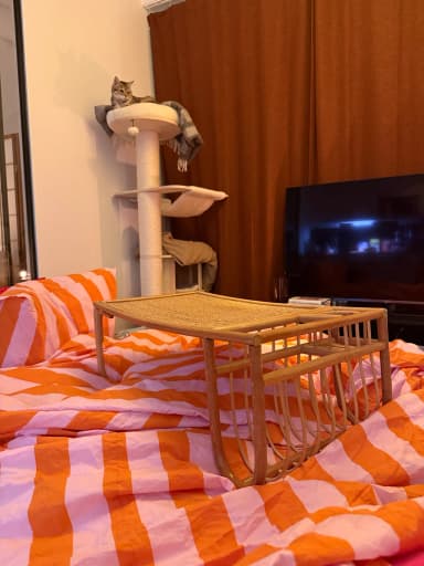 Bandeja de cama y mesa auxiliar de ratán