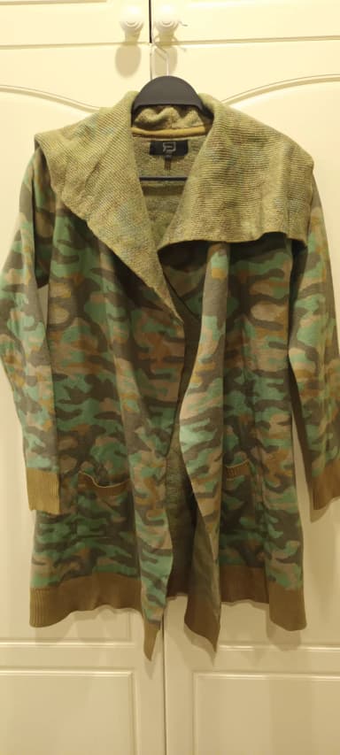 Camouflage knit cardigan with snug sleeves size L