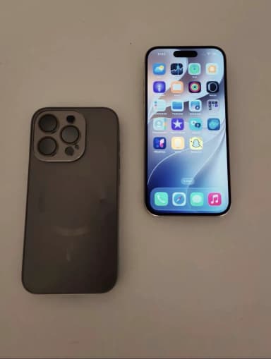 Apple iPhone 15 Pro 128 GB mit Dreifachkamera und vollem Touchscreen