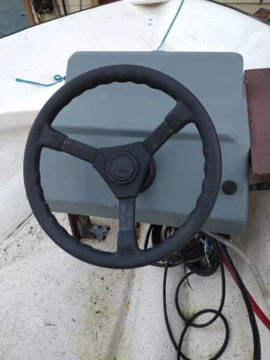 Consola de dirección para barco con volante y cables de control