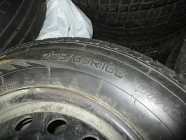 Juego de neumáticos con clavos Nankang 205/65 16C con llantas Renault Trafic