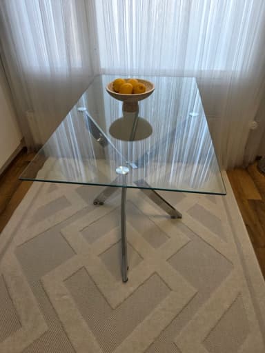 Tyylikäs moderni lasipöytä metallijaloilla