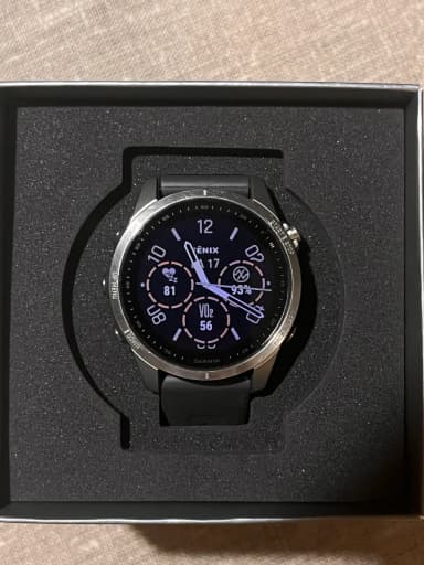 Garmin Fenix 7S 42 mm GPS-Sportuhr mit Ladegerät und Verpackung