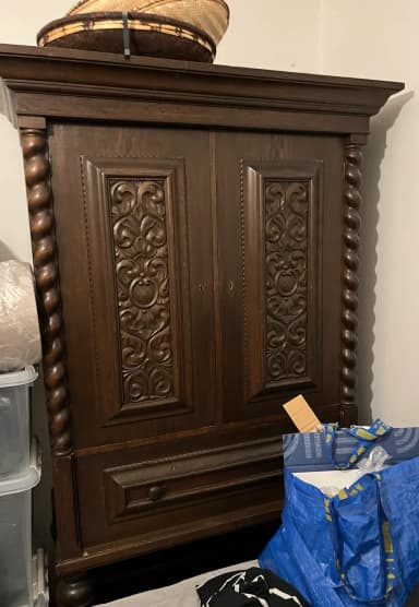 Antiker Schrank aus den 1930er Jahren mit verstellbaren Regalen