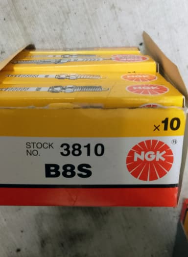 Satz mit 17 NGK B8S Zündkerzen mit Metallgewinde und weißem Isolator