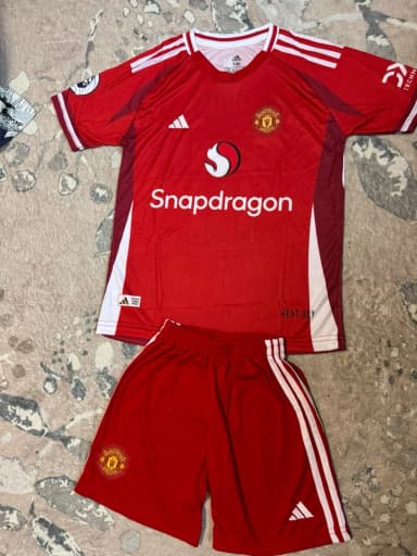 Adidas Manchester United Højlund 11 jalkapallosetti koko 140 punainen