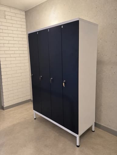 Puntan 4-türiger Kleiderschrank mit Schlüsseln