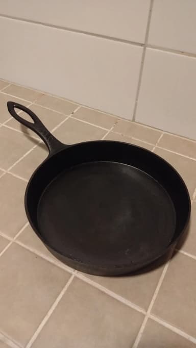 Valurautainen paistinpannu halkaisijaltaan 23 cm