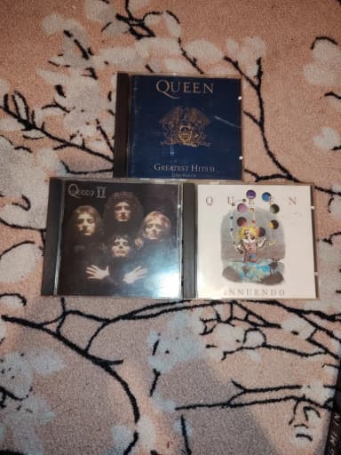 Drei Queen CDs mit Greatest Hits II und Innuendo