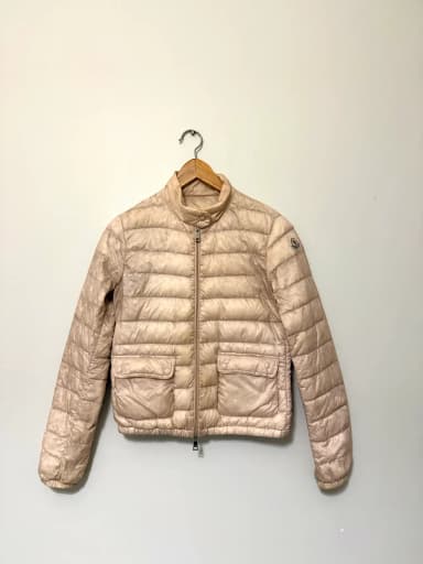 Vakker Moncler dunjakke til dame størrelse S i beige og rosa