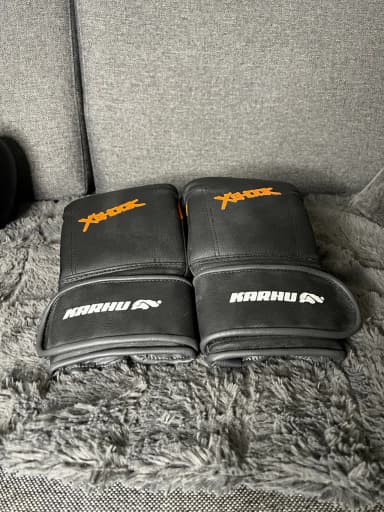 Guantes de boxeo Karhu en negro y naranja para entrenamiento
