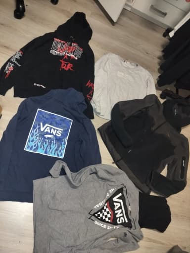 Viisi erilaista vaatetta, mm. Nike ja Vans hupparit