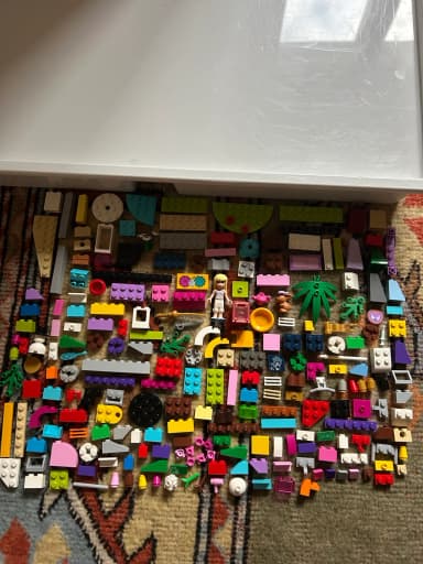 Sekalainen kokoelma LEGO-irtopaloja ja hahmoja