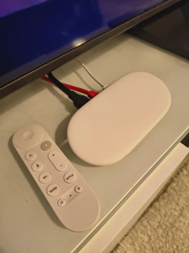Google TV Streamer 4K mit HDMI- und Ethernet-Kabeln, neuwertig