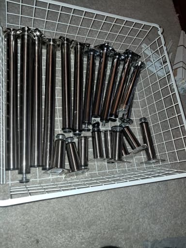 Verschiedene verchromte Tisch- oder Schrankfüße
