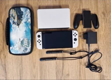 Nintendo Switch OLED mit 5 Spielen und Zubehör in gutem Zustand