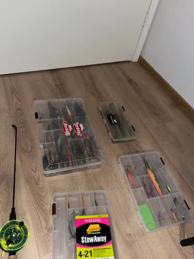 Gran lote de cebos y anzuelos de pesca en venta