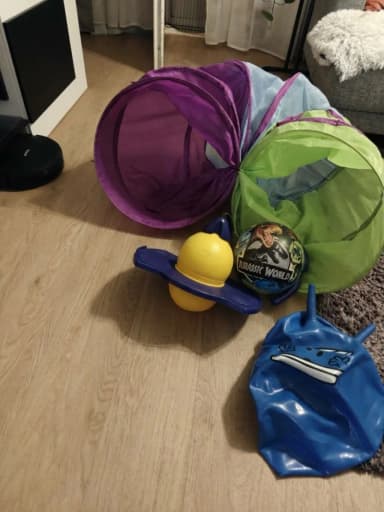 Set de juegos colorido para niños con túnel, palo de equilibrio y pelota