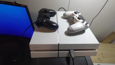 Weiße Sony PlayStation 4 Konsole mit 1TB Speicher und zwei Controllern