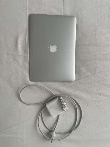 Apple MacBook Air 13 Zoll Laptop in Silber mit schwarzer Tastatur