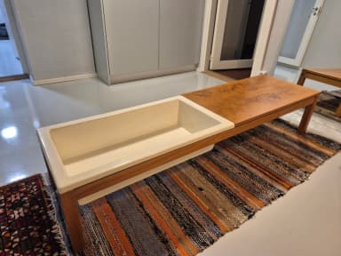 Vintage Teak-Blumentisch mit vielseitigem weißem Kunststoffbecken